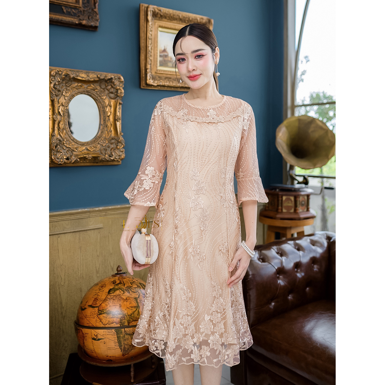 kudapy เดรสสั้นสีครีมทอง/สีชมพู ผ้าลูกไม้ทั้งชุด งานปักดอกไม้ประดับเลื่อม ลายแถวไม้เลื้อยปักสลับงานสวยดูดี