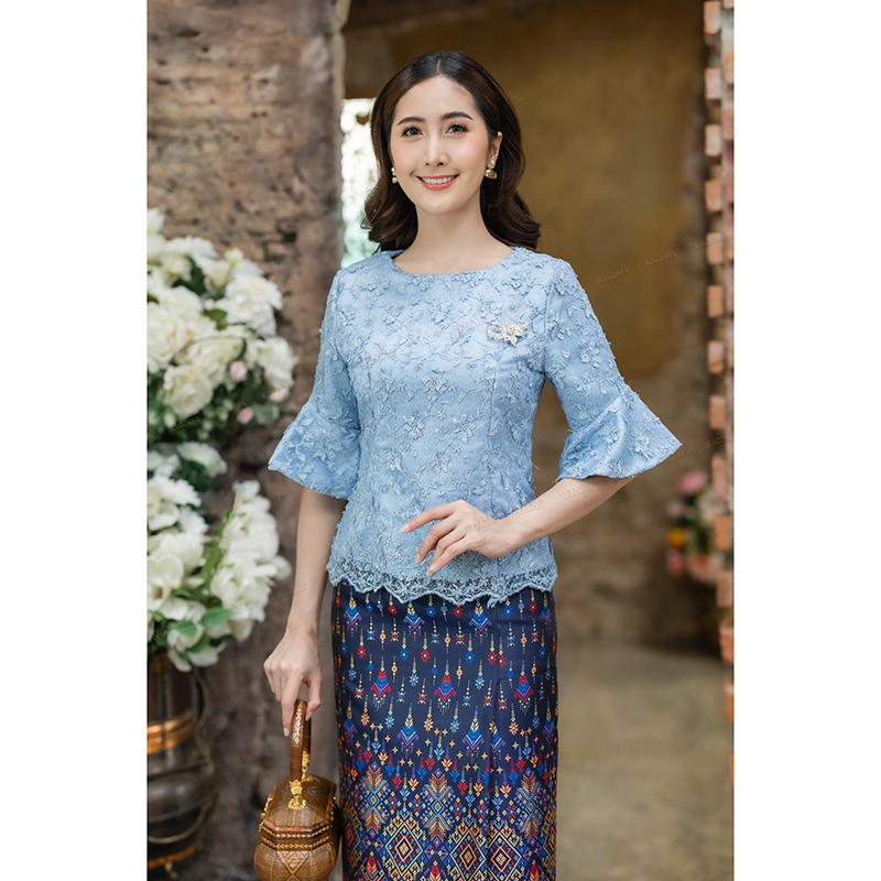 kudapy เสื้อเนื้อผ้าลูกไม้ทอเนื้อสีน้ำเงิน/สีฟ้า/สีชมพู ดอกนูนลอยสามมิติ แจนระบายไม่ยาวมากใส่แล้วดูสวย ตัดลูกไม้ดอกลอย 3 มิติ