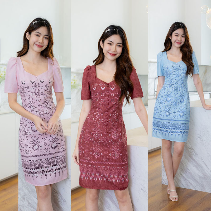 kudapy เดรสสั้นสีชมพู/สีฟ้า/สีแดง เข้ารูปผ้าลายไทย ใส่ออกงานสวยดูดี