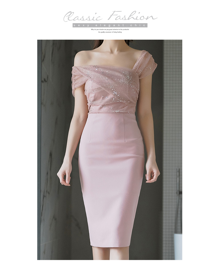kudapy ชุดเดรสออกงานสีชมพูตุ่น เดรสสั้นเปิดไหล่ ทรงเข้ารูป เดรสเซ็กซี่ไปงาน เสื้อด้านนอกเย็บซ้อนด้วยผ้าโปร่งแต่งเหลือบดิ้นสีเงิน สะท้อนแสงไฟ