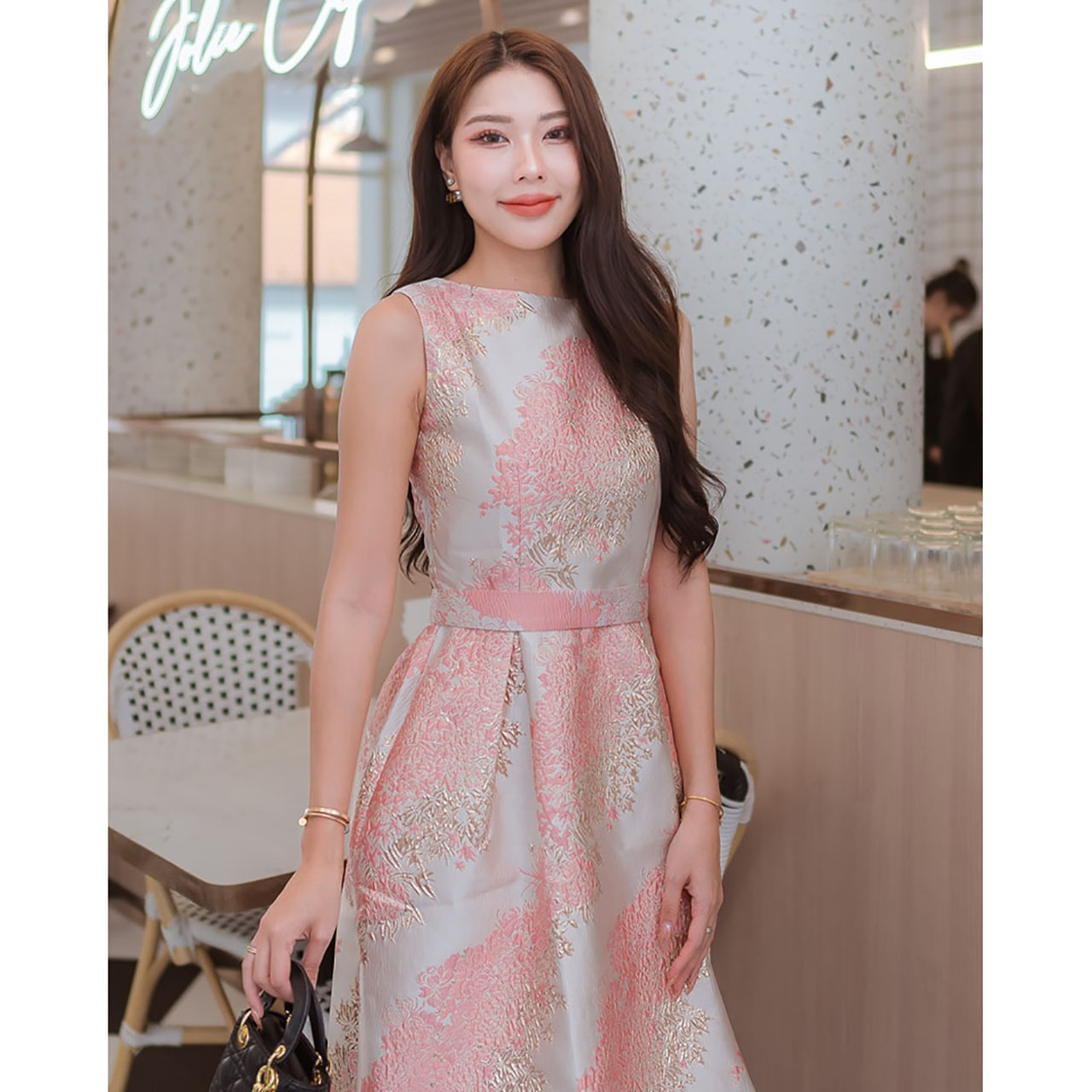 kudapy เดรสแขนกุดผ้าทอลาย ผ้า jacguard กระโปรบาน(เอเชฟ) มาพร้อมเข็มขัดในชุด ที่จะใส่ หรือ ไม่ใส่ก็สวย