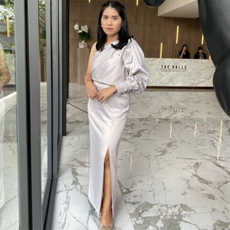 kudapy เดรสราตรียาวใส่ออกงานสีเทา,น้ำเงินกรมท่า,แดงไวน์,ชมพูทอง เดรสทรงไหล่เดี่ยว แขนยาวใส่แบบกระทุ้งแขน ผ้าซาตินหนาอย่างดี