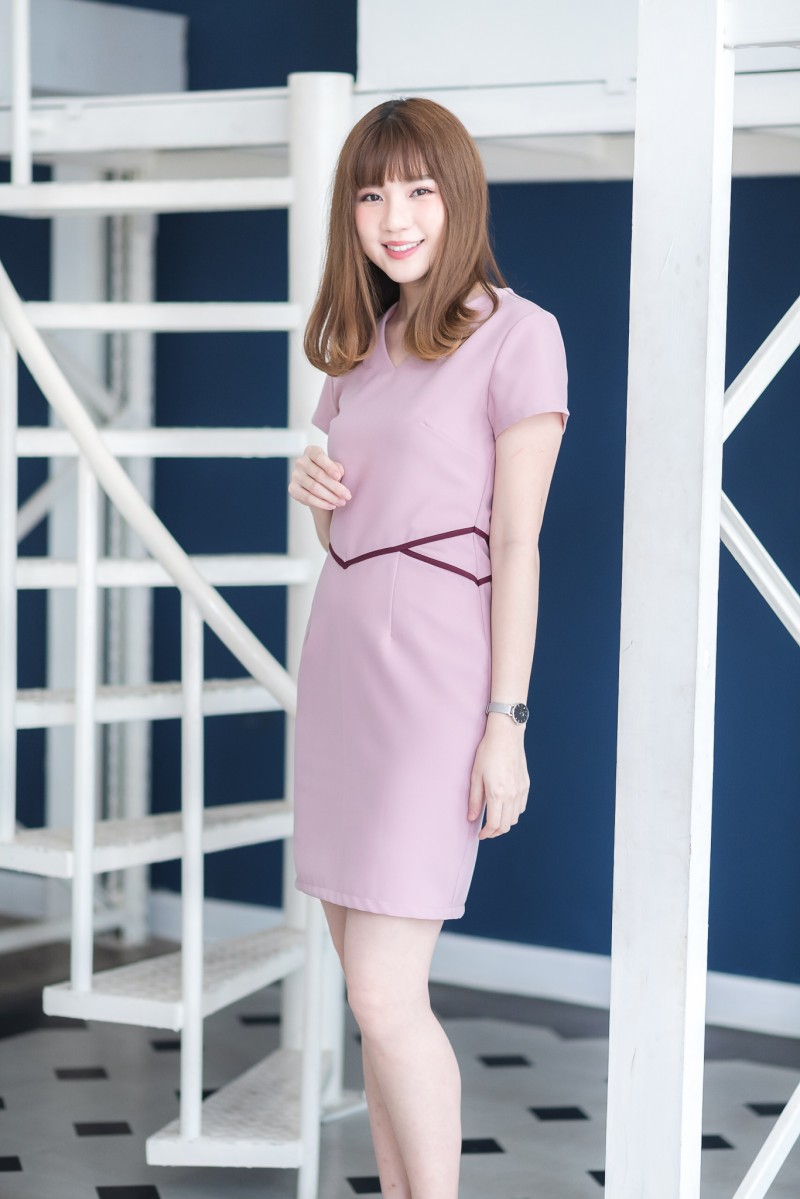 เดรสสั้นสีชมพู แต่งคาดเอวสีดำ ทรงเอเข้ารูป