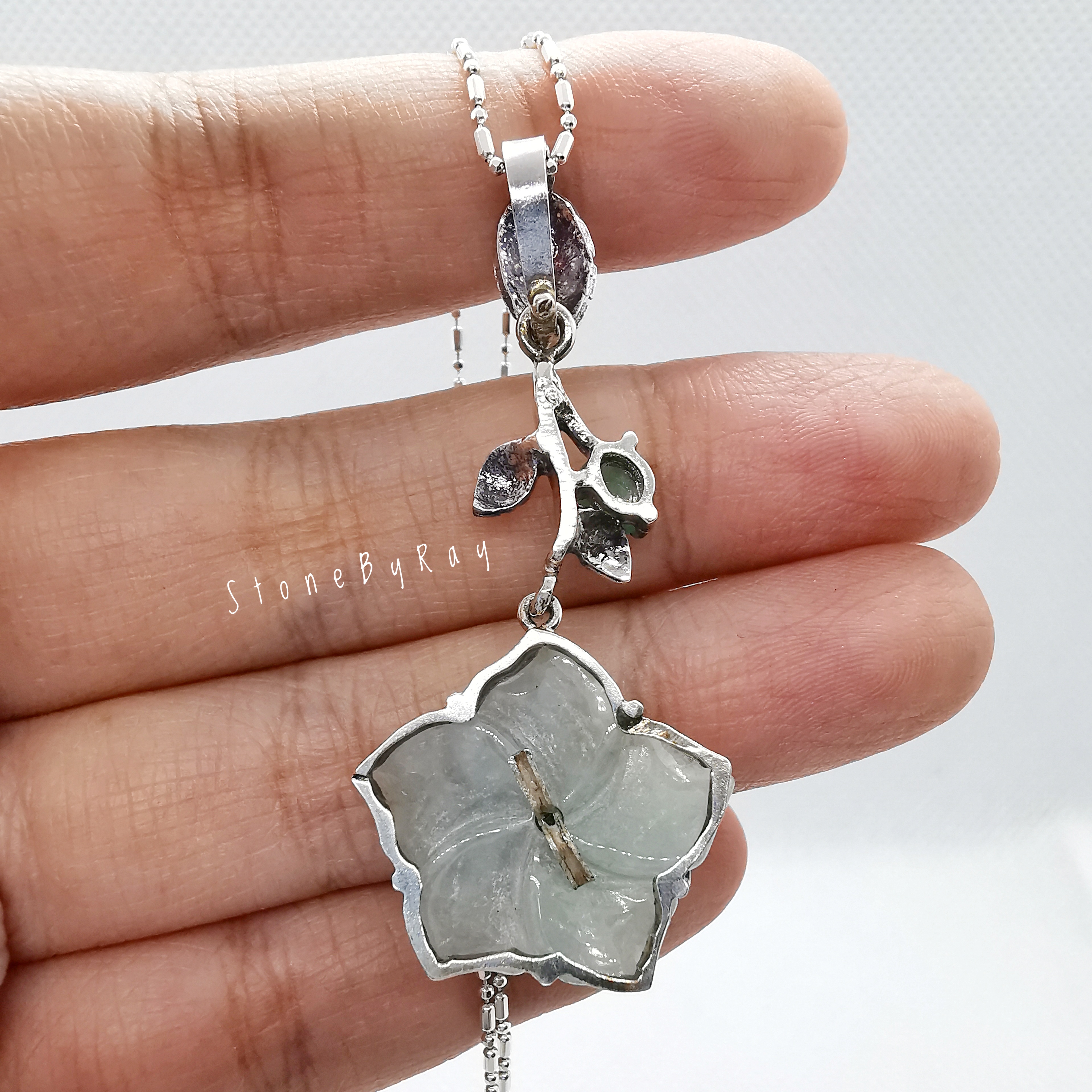 สร้อยคอเงินจี้หยกแกะสลักรูปดอกไม้