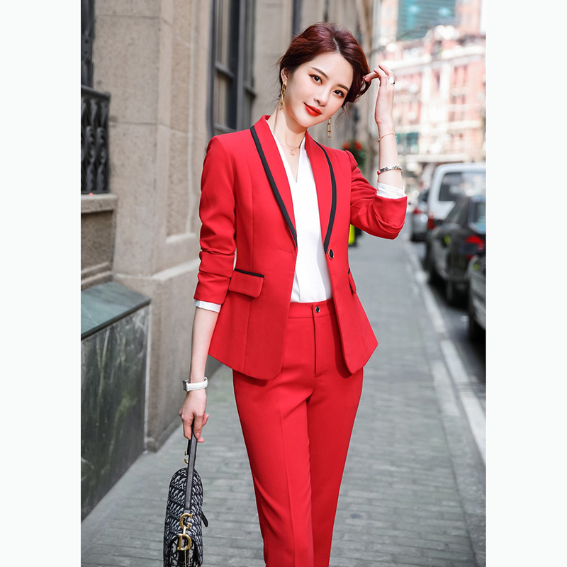 kudapy ชุดสูททำงานผู้หญิงสีแดง แต่งขอบดำพร้อมกางเกง จุดเด่นของเสื้อตัวนี้คือการแต่งขอบตัวเสื้อสีแดงรุ่นนี้เน้นเป็นสีสุภาพเรียบง่าย