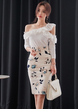 kudapy set เสื้อและกระโปรงสวยมากค่ะ เสื้อผ้าโพลีเอสเตอร์ผสมสีขาว ดีไซน์เก๋ เย็บเป็นผ้าระบายช่วงไหล่ มีสายยืดจั๊มด้านใน