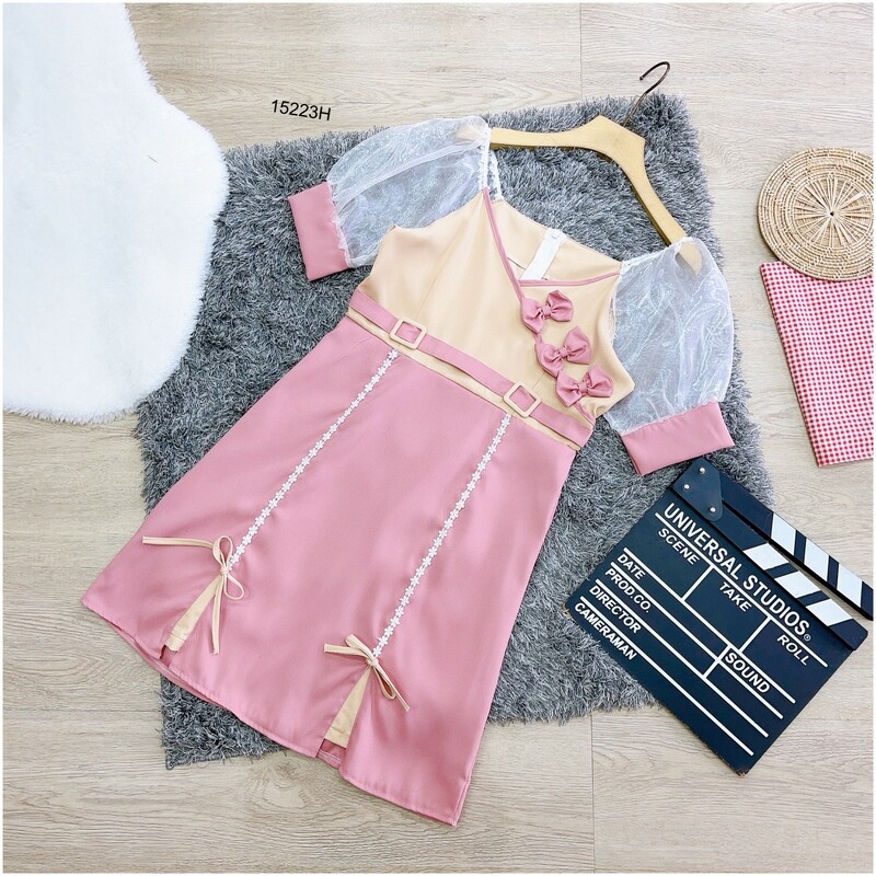 kudapy เดรสสั้น แขนพอง ผ้าแก้วซีทรู ทรงอกป้ายแต่งโบว์ เอวแต่งเข็มขัด กระโปรงแต่งลูกไม้ขาวยาว งานผ้าซาร่า มีซิปหลัง