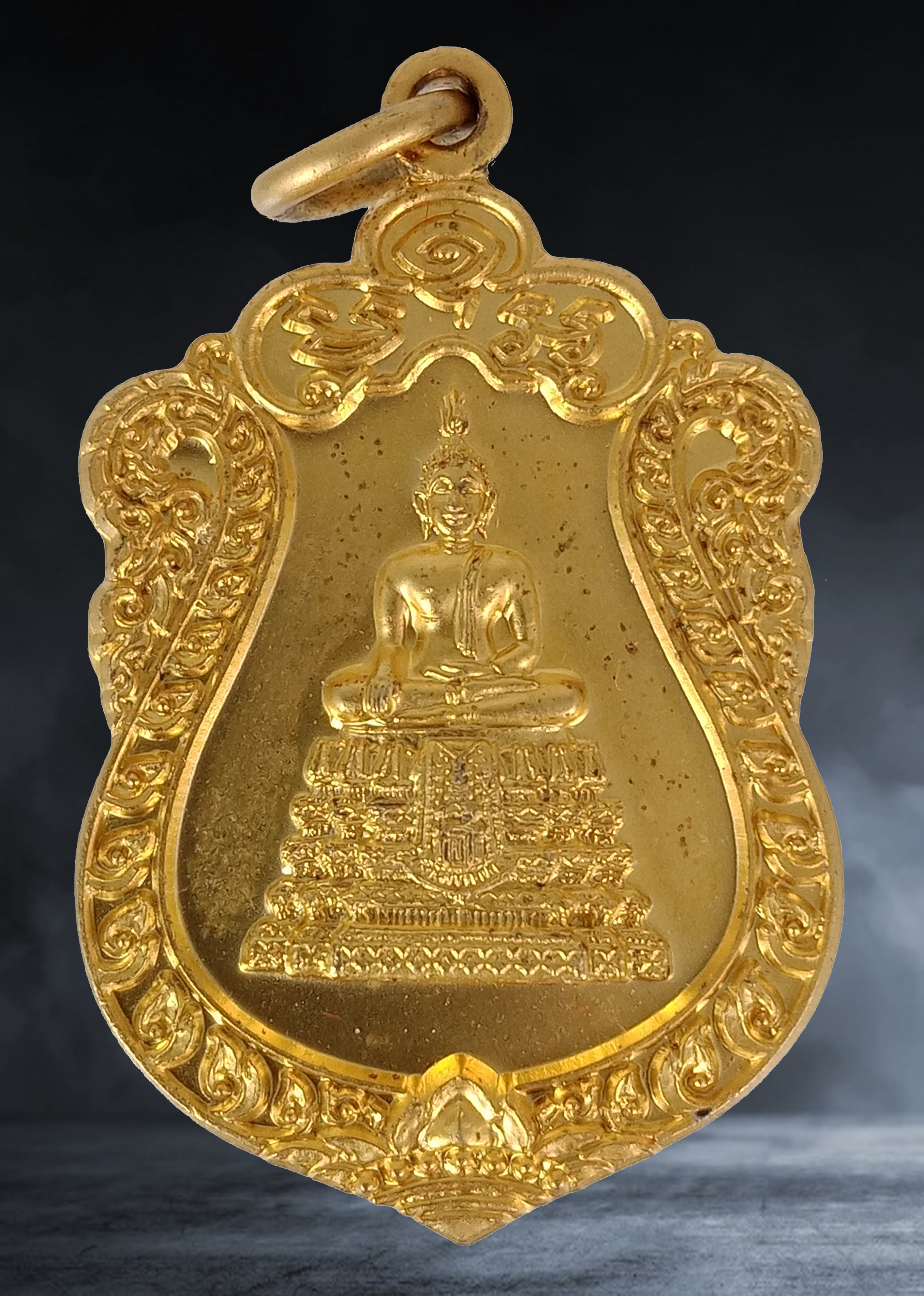 เหรียญเสมา หลวงพ่อวัดไร่ขิง วัดพระปฐมเจดีย์ จ.นครปฐม ที่ระลึกในงานกฐินพระราชทาน เนื้อกะหลั่ยทอง ปี ๒๕๕๘