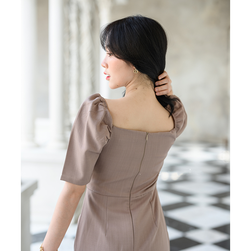 kudapy เดรสสั้นสีสีครีม/สีโอวัลติน คัตติ้งเริ่ดๆ ช่วงอกจับเดรปป้ายกันสวยมาก ตัวนี้ทำมาเป็นแบบมีแขนจับยกไหล่นิดๆ