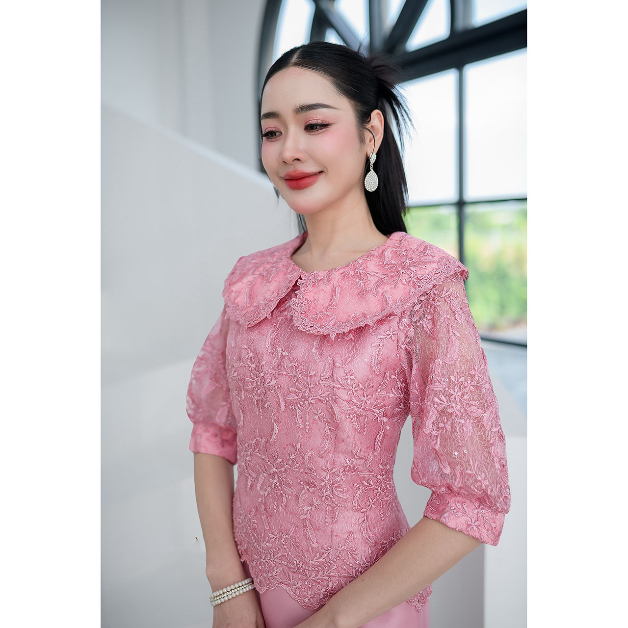 kudapy เดรสสั้นสีชมพู/สีฟ้า ผ้าไหม เสื้อลูกไม้เข้ากับเดรสสวยลงตัว ผ้าลูกไม้ใยบวบ ดีไซน์คอบัว จั้มปลายแขนเสื้อ เดรสผ้าไหมให้ลุคหวานลุคน่ารัก