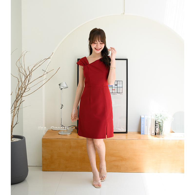 kudapy เดรสสั้นสีชมพู/สีครีม/สีเขียวมัทฉะ/สีแดง ดีไซน์ใหม่ของทางร้าน เก๋ๆ ชิคๆ ด้านนึงเป็นแขนกุดคอเฉียงลงมาที่อก แขนอีกข้างเป็นส่งกลีบบัวจับจีบนิดๆ