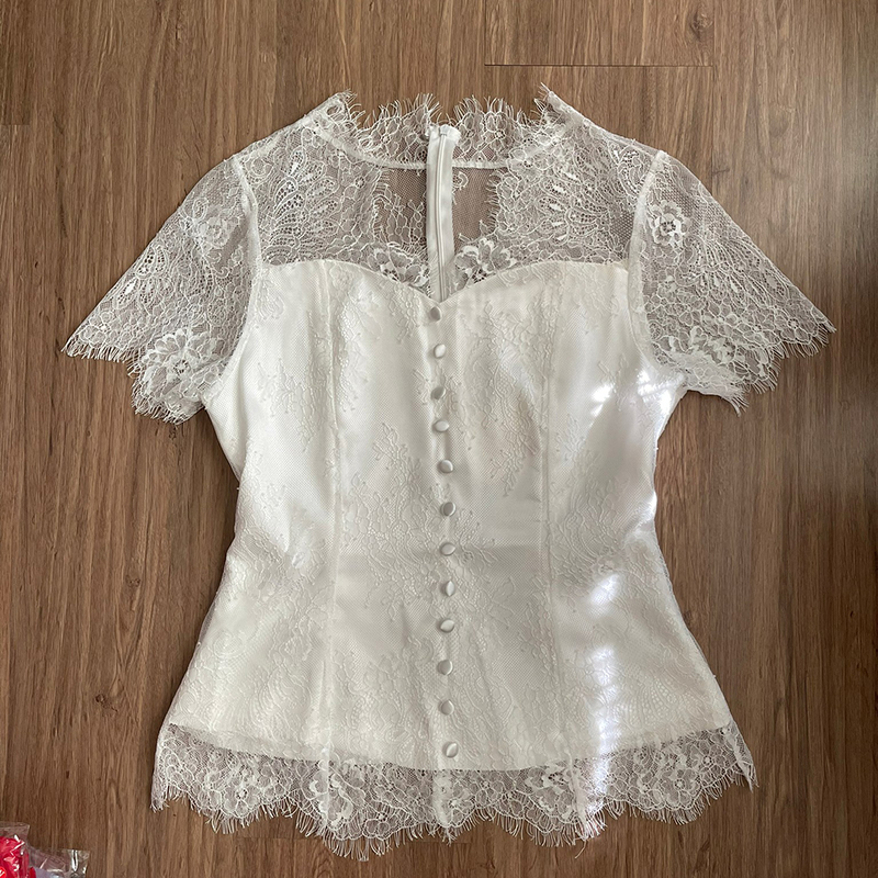 kudapy เซทเสื้อลูกไม้คอหยัก ผ้าไหมฝรั่งเศส มีซับใน 2 ชั้น อย่างดี ซิปซ่อนหลัง ทรงสวยเข้ารูป มาพร้อมกับผ้าถุงสำเร็จรูป ซิปหลัง ไหมแพรทิพย์ทอลายการบิน อัดกาว