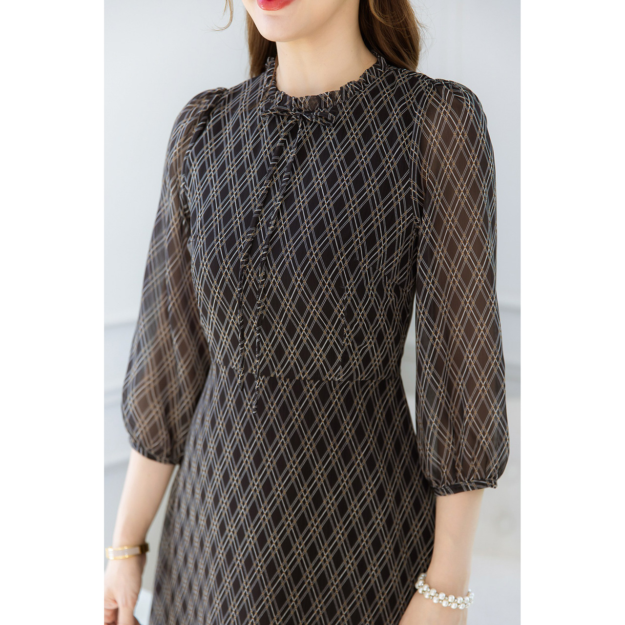 kudapy เดรสผ้าชีฟอง สวยเรียบหรู ใส่สบาย โทนสีดูหรู สีเข้มช่วยพรางหุ่น ลายตารางข้าวหลามตัด ดีเทลคอจีบเล็กผูกโบว์ เป็นแขนสีส่วน