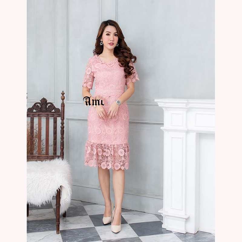 kudapy เดรสลูกไม้สีชมพู/แดงเข้ม แขนสั้น ระบายชายกระโปรง เนื้อผ้าลุกไม้ทอลายดอกไม้ สวยมากค่ะ มีซับในในตัวเนื้อดี