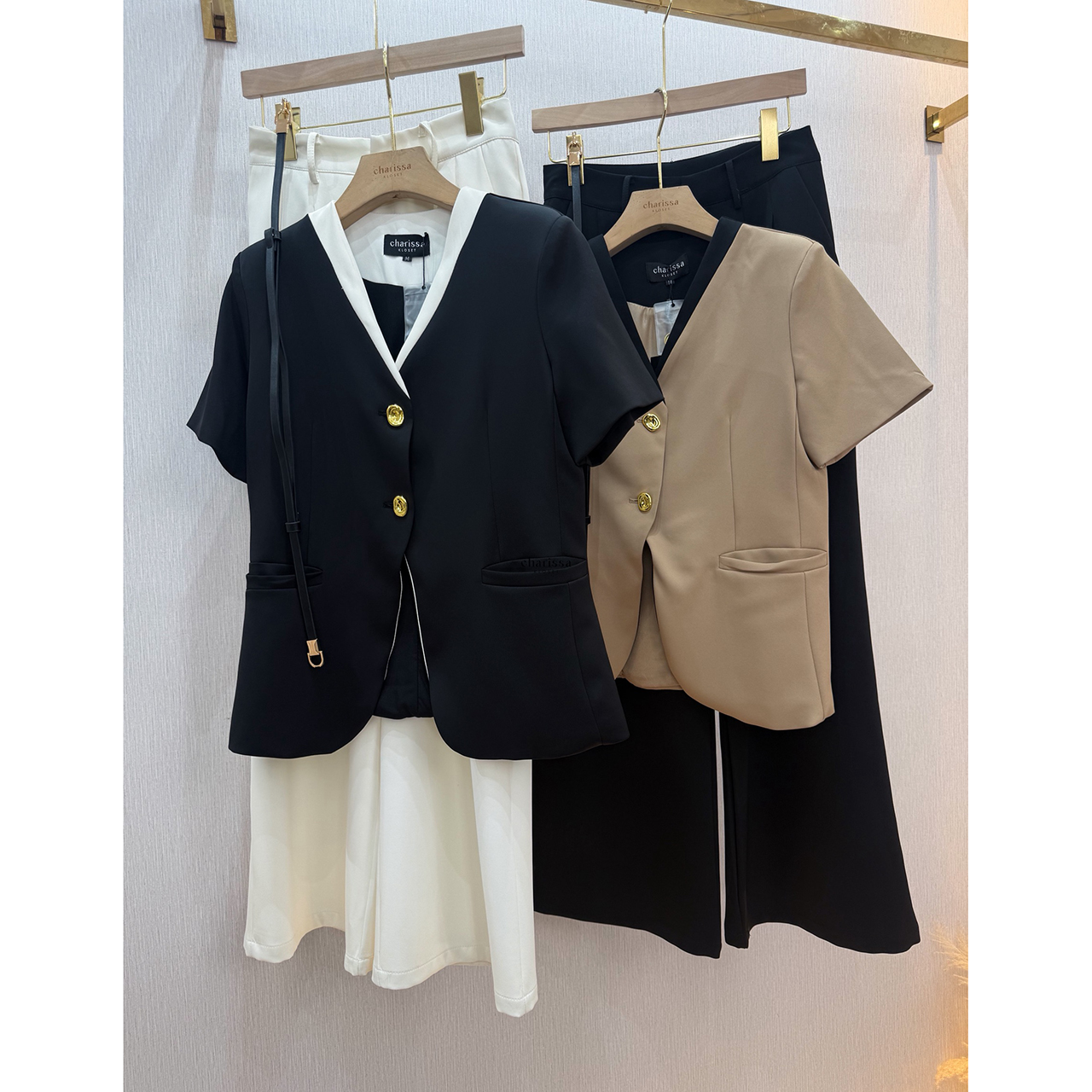 kudapy ชุดทำงานลุคเรียบหรู สไตล์มินิมอล พร้อมดีเทลคอวีเข้ารูปช่วยให้ช่วงคอดูยาวและเรียว