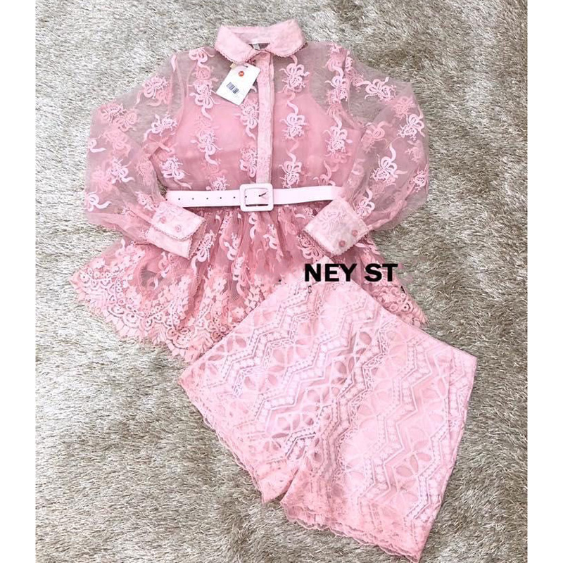 kudapy set ขาสั้นสีชมพู ประกอบร่างรอบกันมาทั้งหมด 4 ชิ้นนะคะ เสื้อตัวนอก เสื้อตัวใน กางเกง และเข็มขัด งานสวยมาก ลูกไม้แน่นนๆ