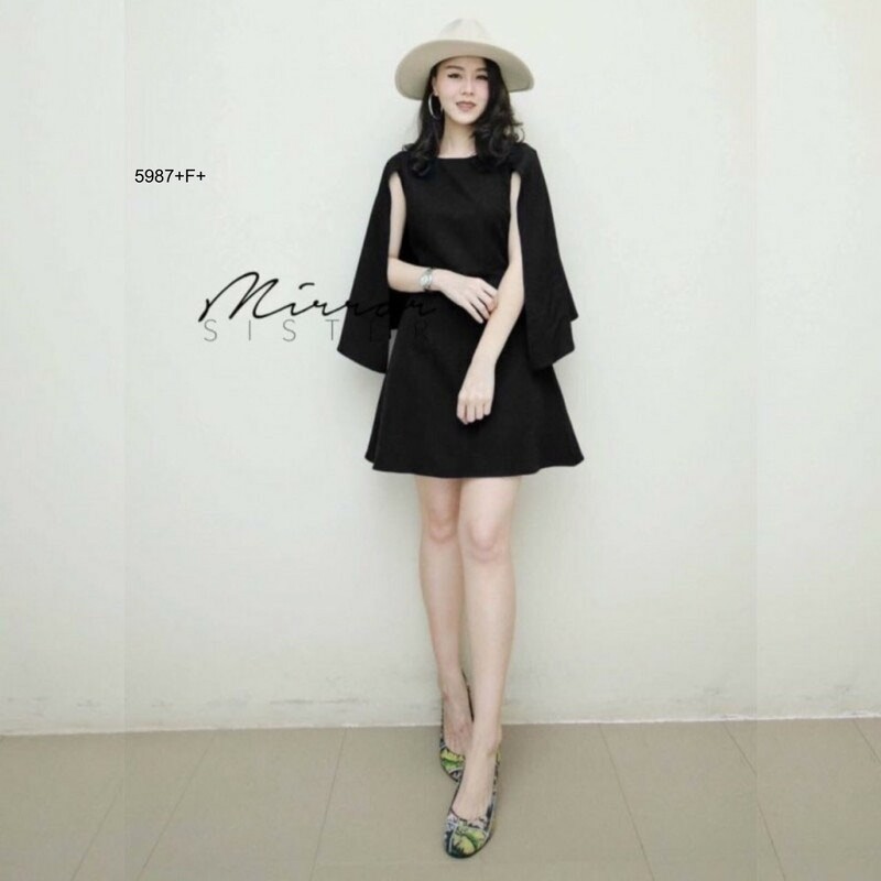 kudapy ชุดเดรสดีไซน์เก๋ แพทเทิร์นช่วงบนโดดเด่น แขน 2 ข้างแต่งผ่า คลุมหลังแขนตรงช่วงแขน ช่วงกระโปรงเป็นทรงเอ