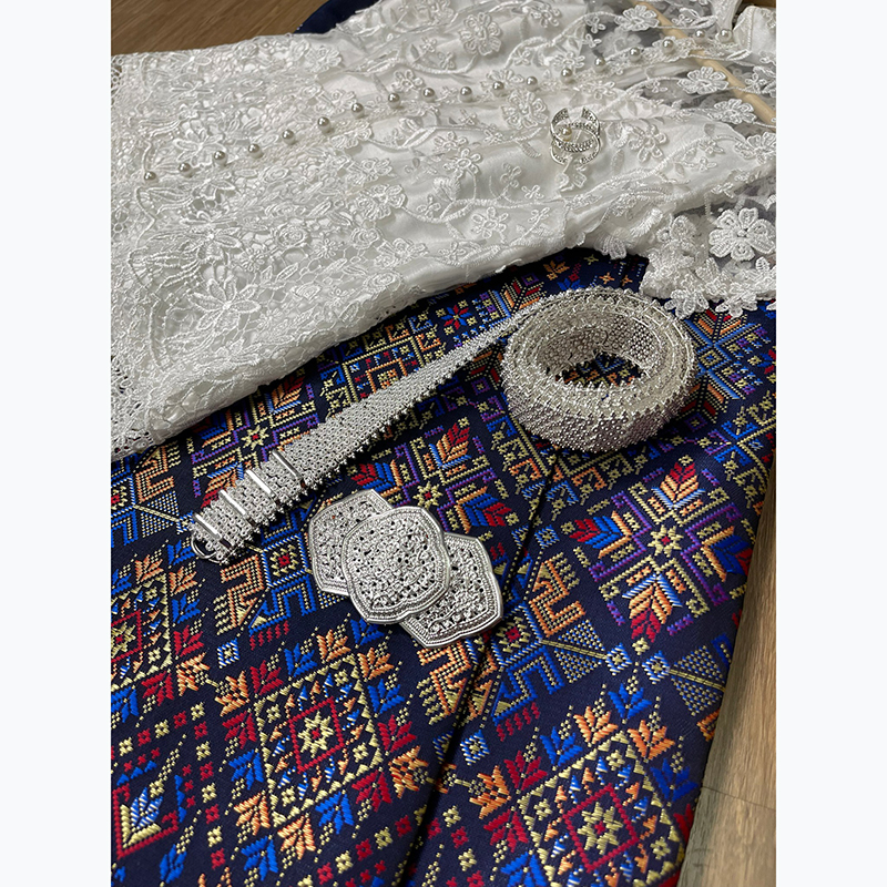 kudapy เซทลูกไม้ปัก 3D ดอกลอย ยกนูน คอจีน ซับใน 2 ชั้น อย่างดี แต่งมุขเรียงยาวถึงชายเสื้อ ซิปหลัง /ผ้าถุงสำเร็จรูป