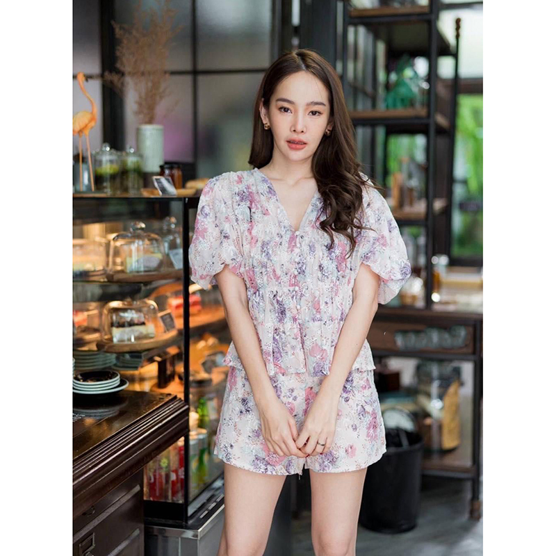 kudapy เซทเสื้อ+กางเกสีชมพู เสื้อผ้าลูกไม้อย่างดี งานเย็บจีบที่ตัวเสื้อ ทำให้ดูมีทรง แขนเสื้อเป็นทรงตุ๊กตา มาคู่กับกางเกงเอวสูงทรงสวย