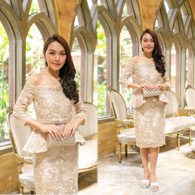 kudapy เดรสสั้นเปิดไหล่ ใส่ออกงาน สีชมพู/สีครีมทอง ตัดเย็บซ้อนกับผ้าลูกไม้เดินขอบด้ายทองทั้งตัว