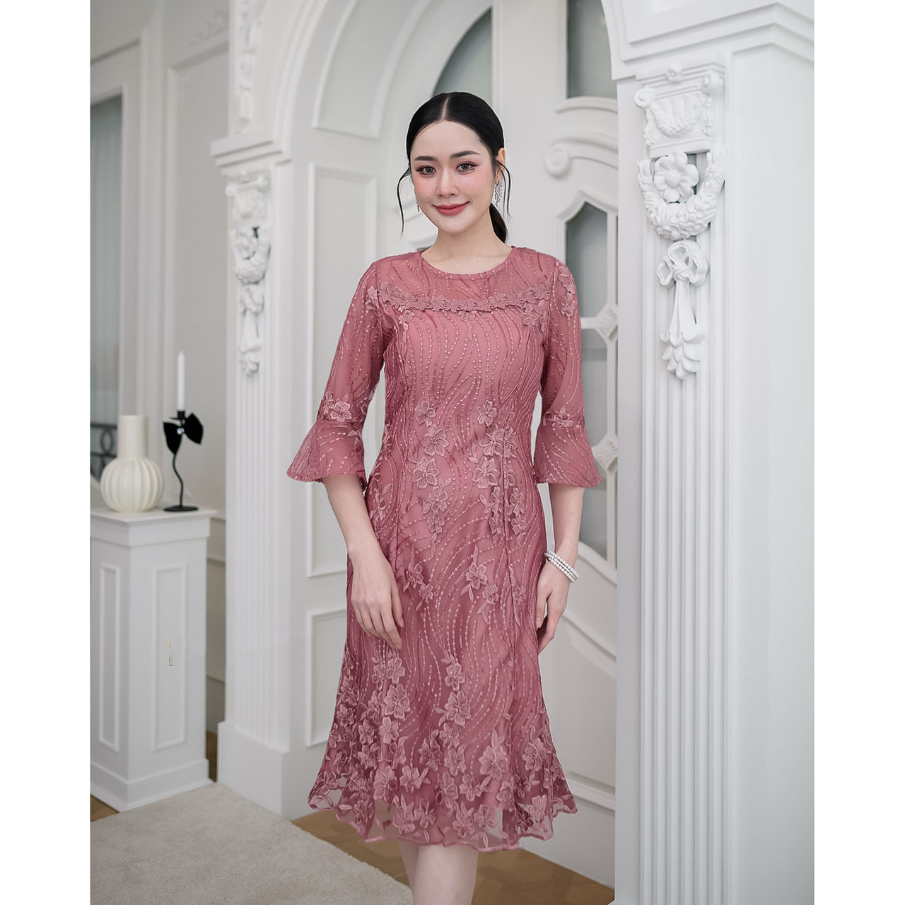 kudapy เดรสสั้นสีเขียว/สีชมพูกะปิ/สีดำ ลูกไม้ทั้งชุด งานปักดอกไม้ประดับเลื่อมโทนสีเดียวกับชุด ลายแถวไม้เลื้อยปักสลับงานสวยดูดี