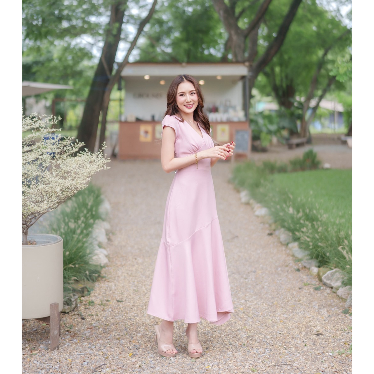 kudapy เดรสยาวดีไซน์คอวีเย็บรูดใต้อกช่วยขับรูปร่างให้ดูมีมิติ