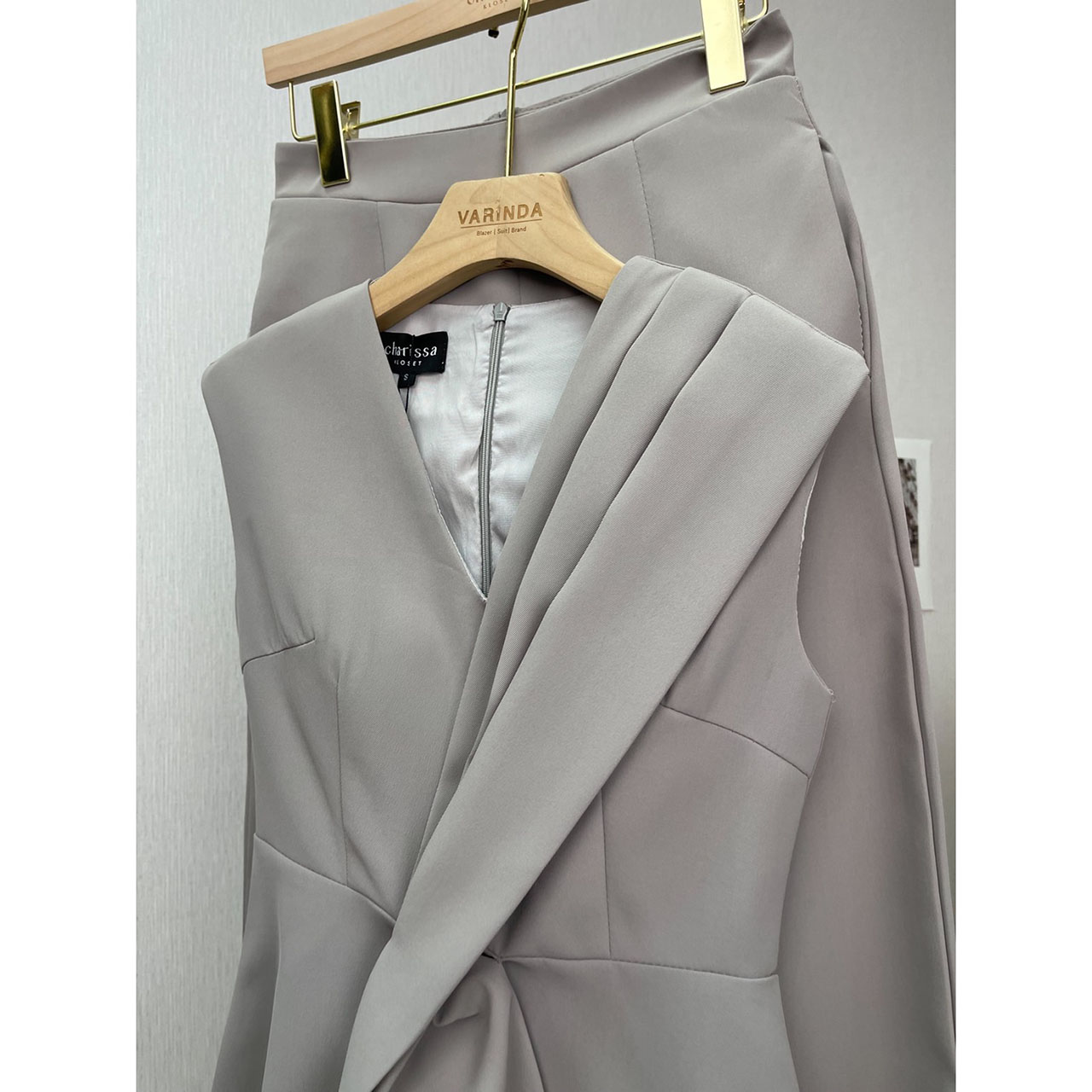 kudapy ชุดเซ็ทเสื้อแขนกุด+กางเกงขายาว ตัวเสื้อออกแบบเย็บจับจีบยาวด้านหน้า ซิปด้านหลัง มีซับในอย่างดี