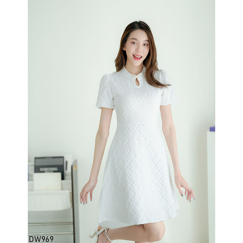 kudapy เดรสสั้นสีขาว/สีน้ำตาล ผ้าทอลายนูนแขนตุ๊กตา