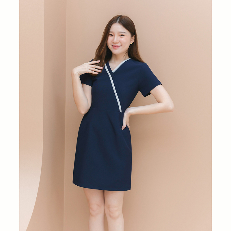 kudapy เดรสแขนสั้นสีแดงเข้ม/สีกรม แต่งกุ๊นเล่นสีสาบหน้า คอป้ายเย็บติดไม่ต้องกลัวโป๊