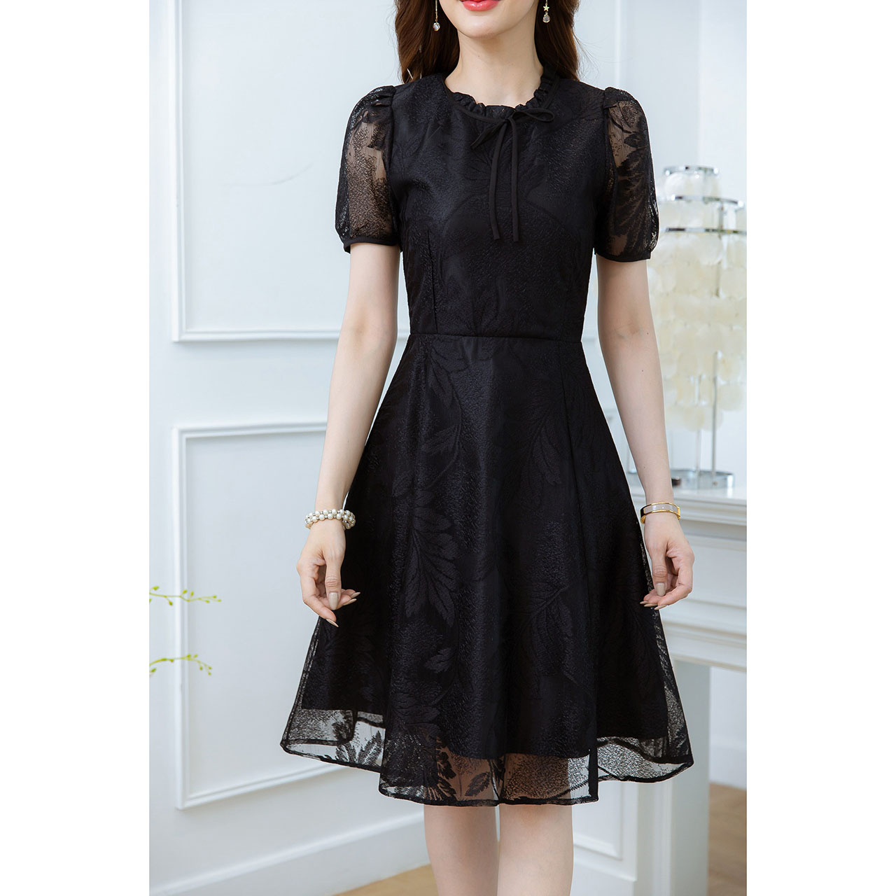 kudapy เดรสสั้นสีดำ/สีชมพู ผ้าลูกไม้ทอลายสวย ลูกไม้ทอลายใบไม้ จับจีบผูกโบว์ช่วงคอ สวยเรียบใส่ได้ตลอด