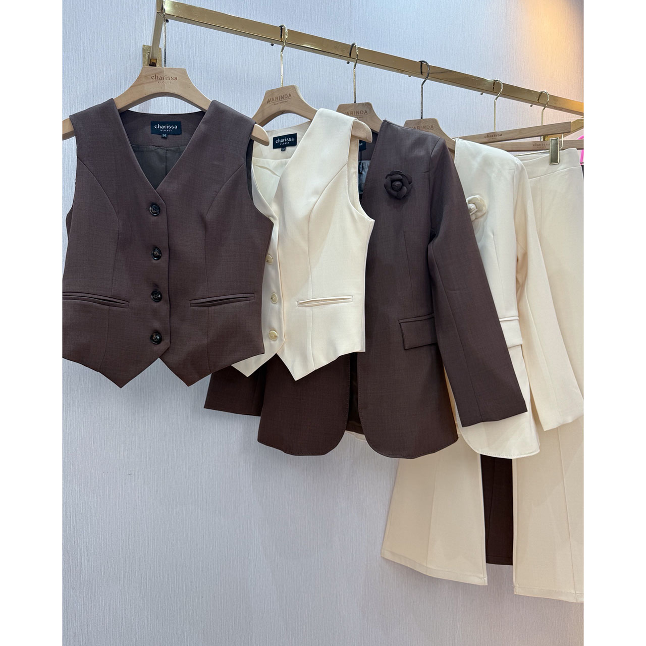 kudapy เซ็ท 4 ชิ้น เสื้อสูท+เสื้อ vestด้านใน +กางเกง+เข็มกลัดดอกไม้ ใช้ผ้าเดียวกันทั้งเซ็ท ตัวเสื้อสูทมีซับในอย่างดี กระเป๋าจริง