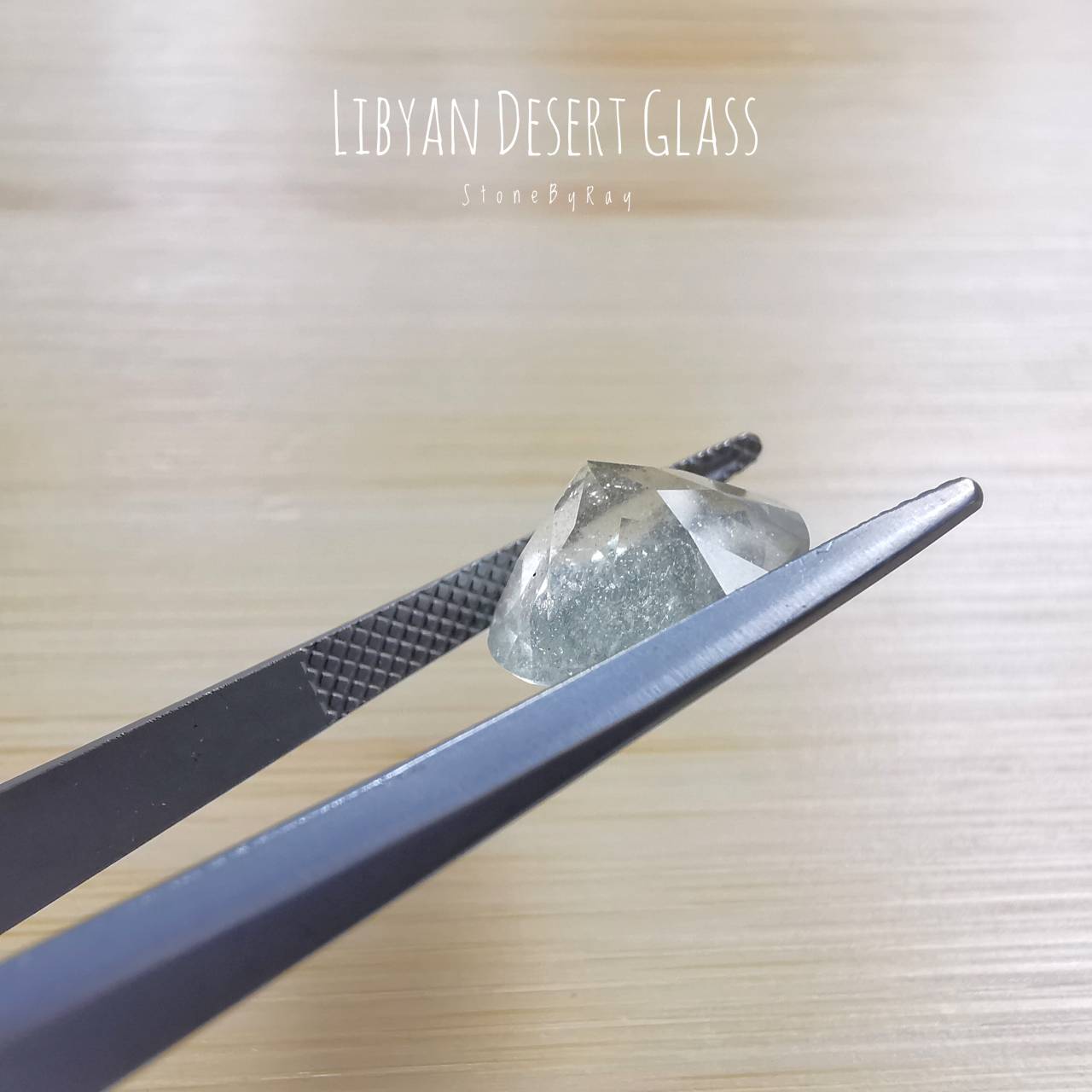 สะเก็ดดาวสีขาวเจียรเหลี่ยม(Libyan Desert Glass)