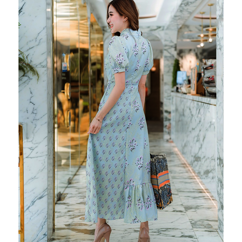 kudapy เดรสยาวลายดอกสีฟ้า/สีชมพู แต่งดีเทลที่คอตามแบบ แต่งเลเยอร์เฉียงที่ตัวกระโปรง แขนกระดิ่ง ทรงสวยมาก