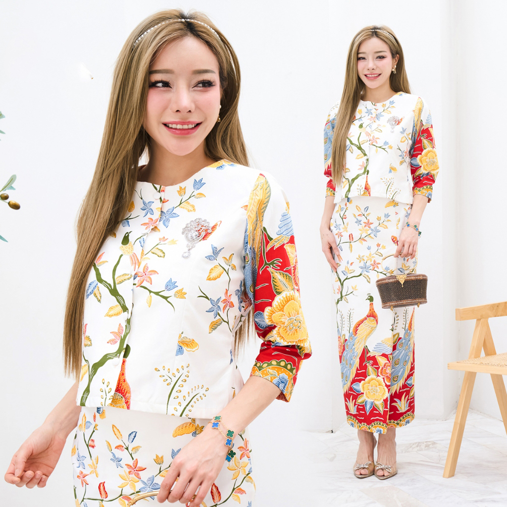 kudapy ชุดเซ็ทเสื้อ+ผ้าถุง พิมพ์ลายปาเต๊ะสีครีมแดงลายดอกไม้ เสื้อกระดุมหน้าทรงเรือนต้น แขนสามส่วน กระโปรงซิปหลังตะขอเกี่ยว จีบหน้า สำเนา