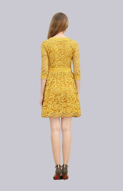 เดรสสั้นคอวีผ้าลูกไม้เนื้อนิ่มสีเหลือง แขนยาวสามส่วนกระโปรงบาน เสื้อมีซับในงานซิปหลังอย่างดี รุ่นนี้ใส่แล้วไม่คันแน่นอนค่ะ M L XL