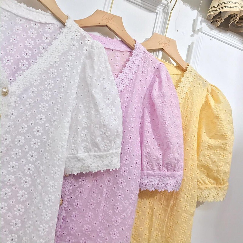 kudapy เสื้อคอตตอนฉลุลายสีขาว,สีเหลือง ดอกเนื้อดี ทรงหวานๆ แต่งคอลูกไม้ กระดุมมุกมีความหรูหรา งานน่ารักมากๆ สาวๆหาเสื้อใส่ทำงาน