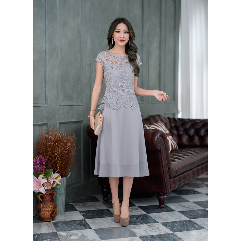 kudapy เดรสสั้นสีชมพู/สีเทา ลูกไม้ดีไซน์ไหล่ล้ำ แต่งดีเทลรอบคอและรอบแขนด้วยลูกไม้อะไหล่วิ้งๆ สวยมาก