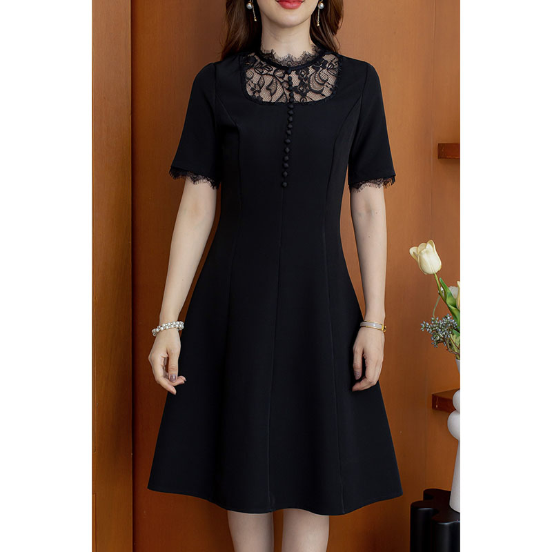 kudapy เดรสสั้นสีชมพู/สีดำ ผ้าพื้นอกลูกไม้ เย็บเข้ารูปสวย เน้นช่วงเอวใส่แล้วดูเพรียว ช่วงอกแต่งลูกไม้สวย มีดีเทลแต่งกระดุม และแต่งแซมด้วยลูกไม้ขนตาเบาๆ