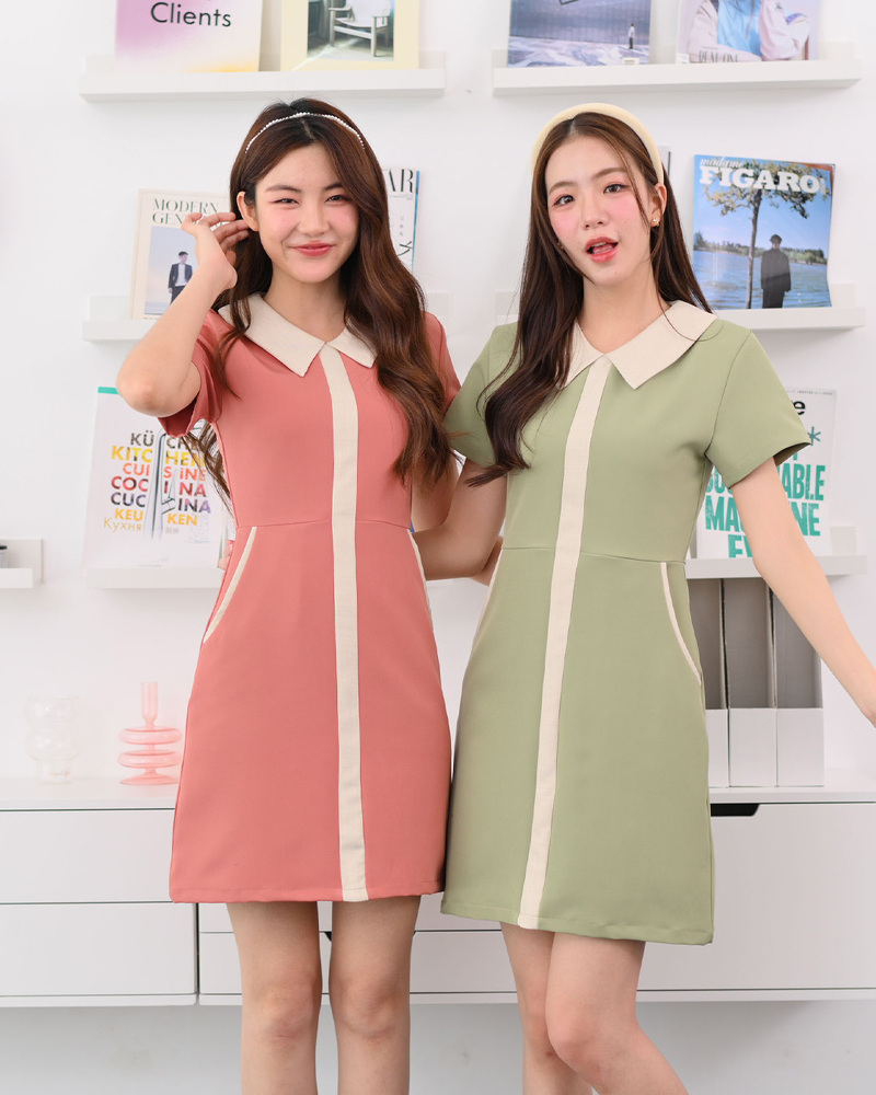 kudapy เดรสแขนสั้นทรงเอ ดีไซน์คอปก ตัดต่อเล่นสีทูโทนที่ปกและแถบสีกลางลำตัวมีกิมมิคลายผ้าเล็กๆ คู่สีทูโทนน่ารักละมุ