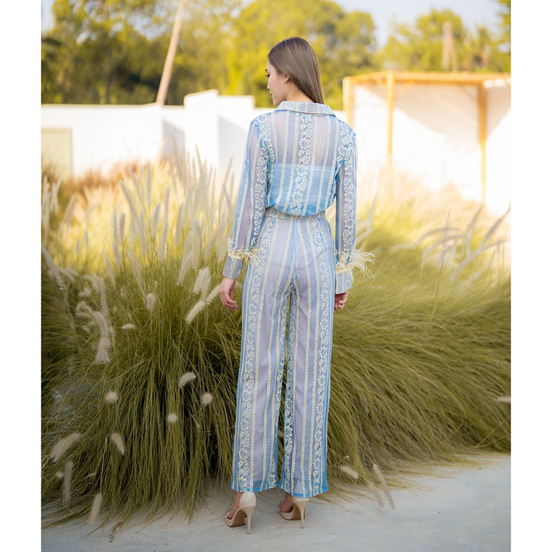 kudapy ชุดเซทสีฟ้า/สีดำ เสื้อติดกระดุมด้านหน้า กางเกงขายาวทรงกระบอกผ้าซีทรูลายลูกไม้ ตกแต่งด้วยขนนกปลายแขน มีซับเฉพาะส่วนของกางเกง