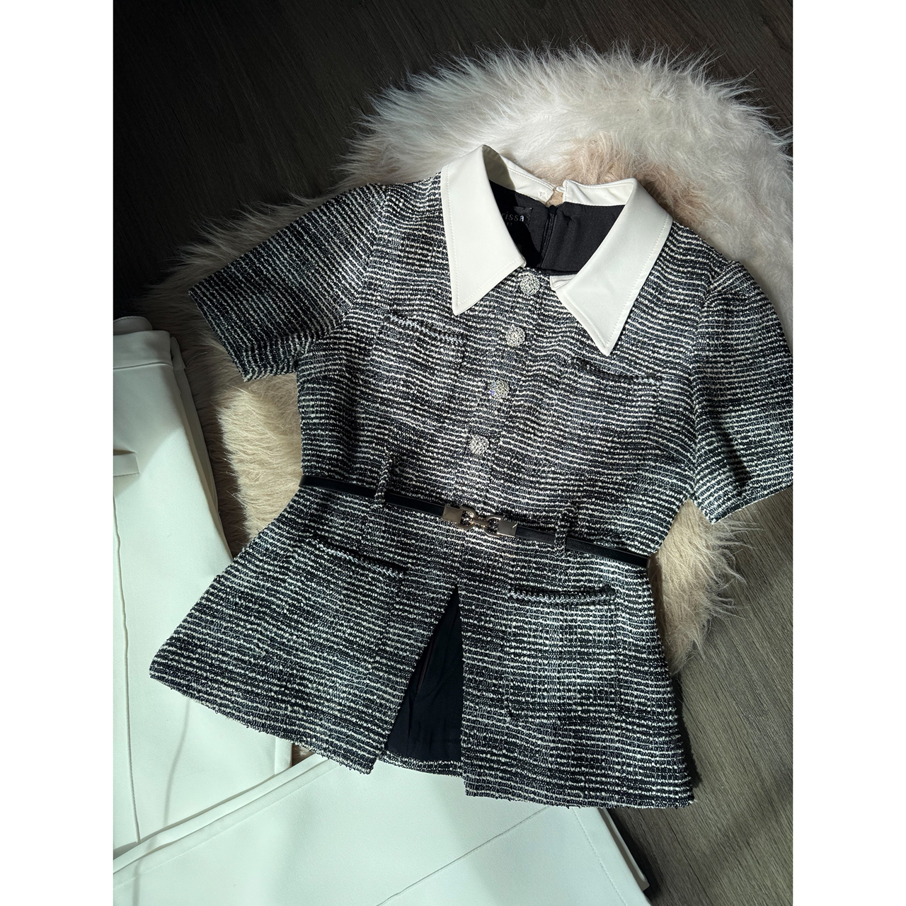 kudapy set 3 ชิ้น: เสื้อทวีต+กางเกง+เข็มขัด ชุดทวีตปกขาว ีเทลกระดุมคริสตัลคือความหรู เสื้อท็อปผ้าทวีต