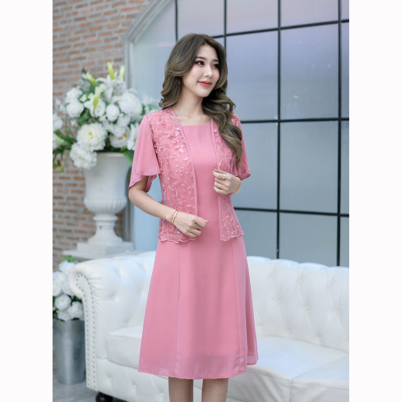 kudapy เดรสสั้นสีชมพู/สีฟ้าคราม 2 ชิ้น ด้านในเป็นเดรสแขนกุด ตกแต่งเพชรช่วงคอเพิ่มความหรูหรา ด้านนอกเป็นผ้าลูกไม้เงาแต่งแขนชิฟฟ่อน