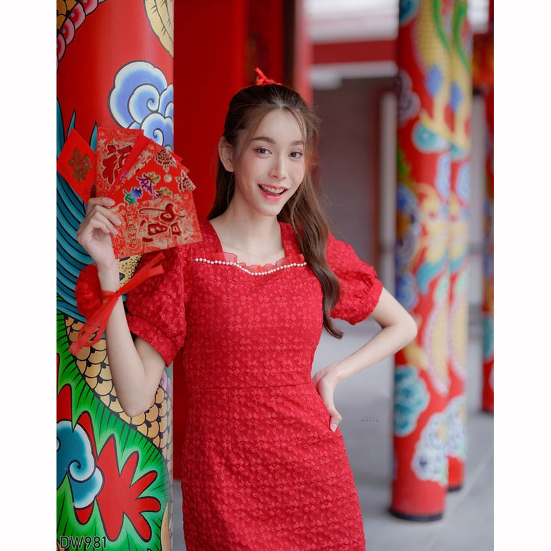 kudapy เดรสสั้นสีแดง ผ้าทอลายนูนดอกไม้