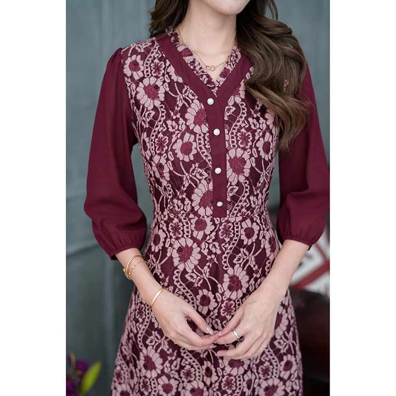 kudapy เดรสสั้นสีชมพู/สีแดงเลือดหมู ลูกไม้เนื้อนิ่ม ตัวเดรสเป็นกระโปรงทรงเอ ต่อเอว ช่วงตัวเสื้อแต่งกระดุมด้านหน้า แขนต่อด้วยผ้าชิฟฟ่อนจั้มแขน