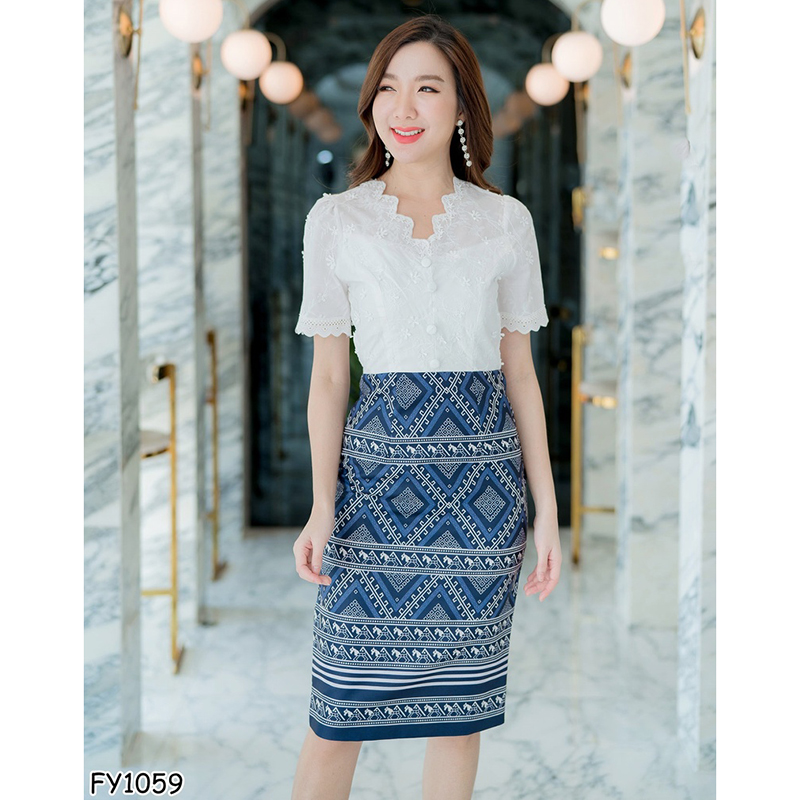 kudapy เดรสสั้นผ้าไทยสีขาว/สีชมพู เสื้อลูกไม้คอวีหยักแขนหยัก+กระโปงลายไทย ใส่สบายสวยดูดีน่ารักๆ