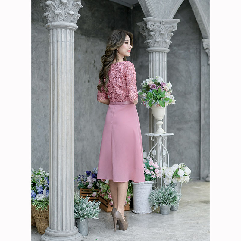 kudapy เดรสสั้นสีชมพู/สีเทา ลูกไม้เงาทรงแขนศอก ด้านบนเป็นผ้าลูกไม้เงาเนื้อดี ช่วงกระโปรงเป็นผ้าชิฟฟ่อนพริ้วๆ ทรงบานเล็กน้อยกำลังสวย