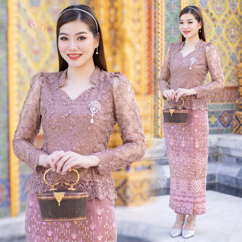 kudapy ชุดเซ็ทเสื้อลูกไม้พรีเมี่ยมคอดาว เนื้อผ้าลูกไม้ฝรั่งเศสสุดละมุน สั่งทอแบบพิเศษ มาพร้อมกับผ้าถุงผ้าไหมแพรวากาฬสินทร์สำเร็จรูปอัดกาวอย่างดี