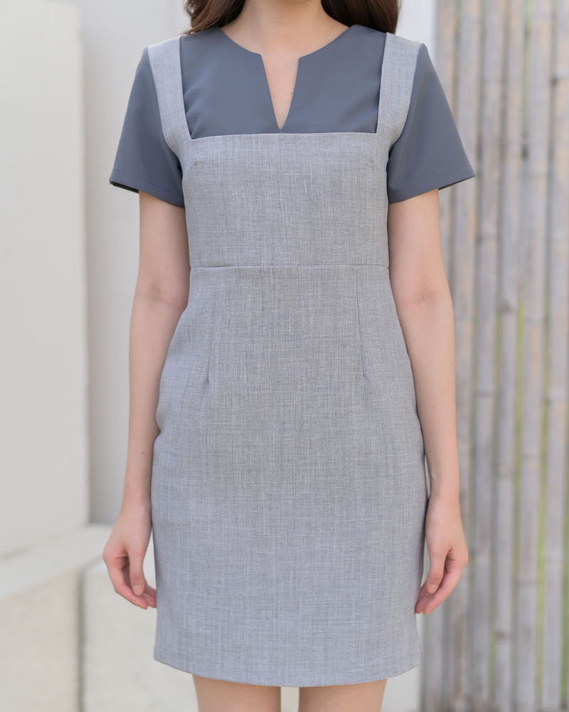 kudapy เดรสแขนสั้นคอผ่าแหลม เล่นสีทูโทนแต่งเอี๊ยมคอเหลี่ยม เนื้อผ้าค่อนข้างอยู่ทรงใส่สวยอำพรางหุ่น ช่วงกระโปรงทรงสอบมีซับใน