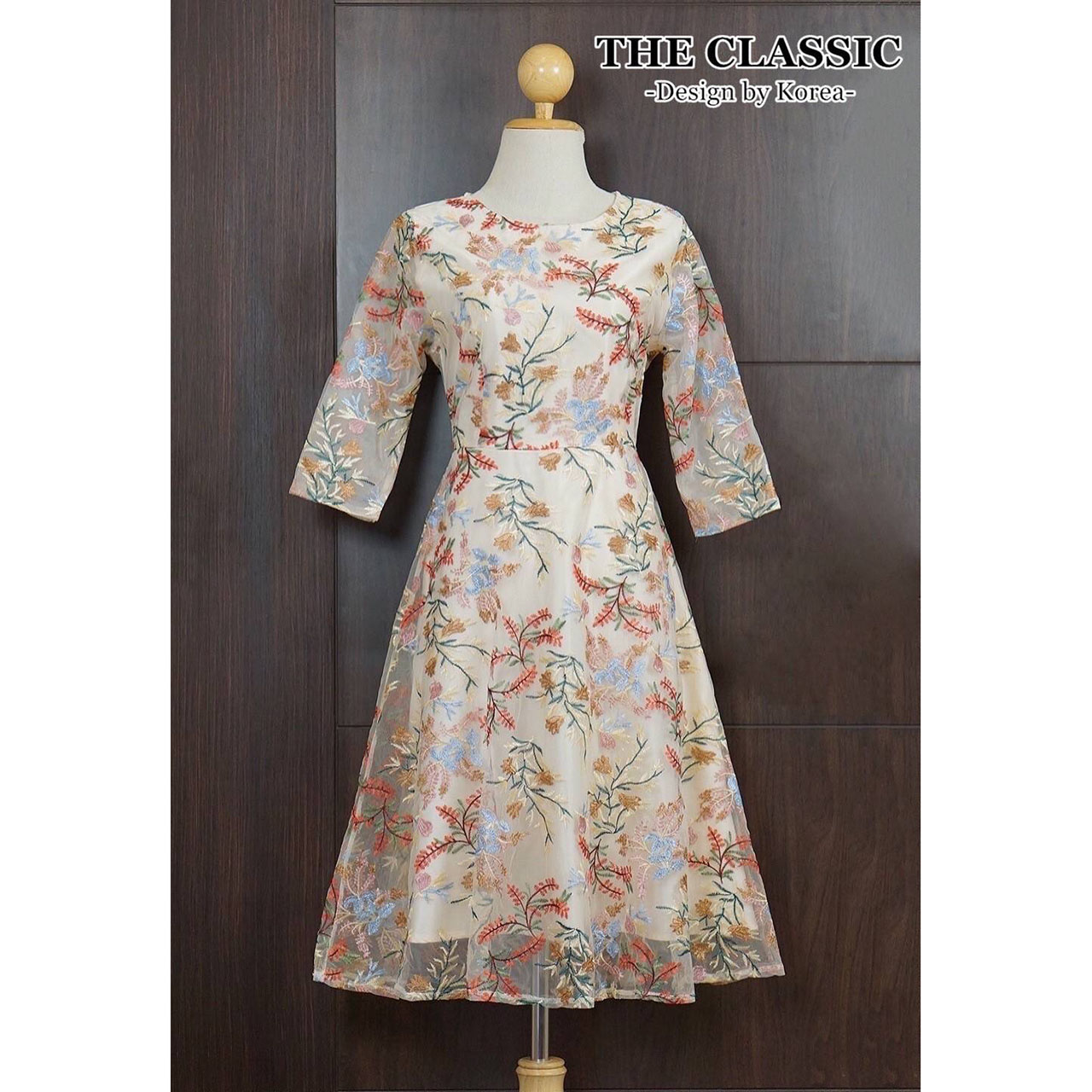 kudapy เดรสงานปักแขนสามส่วน ปักลวดลายดอกไม้หลากสี ช่วงล่างทรงเอบานพริ้วจับจีบเล็กน้อย