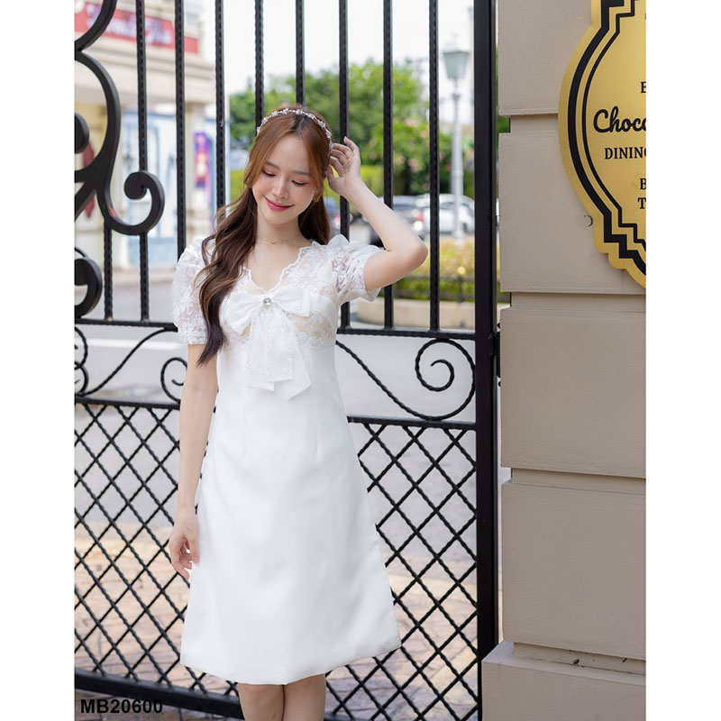 kudapy เดรสสั้นสีขาว/สีดำ ออกงานสไตล์มินิๆ ดีเทลเนี้ยบ ช่วงบนแต่งผ้าระบายลายดอก ติดโบว์ตรงกลาง งานซิปหลัง